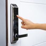 Seguridad inteligente: Cerraduras electrónicas con historial de accesos